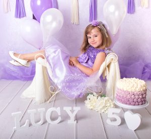 Cake Smash Fotoshooting zum 5. Geburtstag mit lilafarbener Dekoration