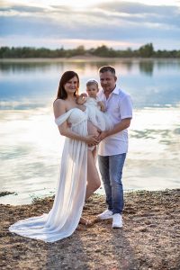 Familien Fotoshooting Vater Mutter Tochter und ein Baby noch im Bauch